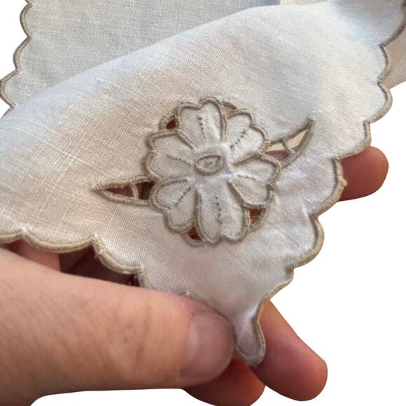 Vintage linen cocktail napkins set of 4 machine embroidery & cut work FLAW - Picture 6 of 7